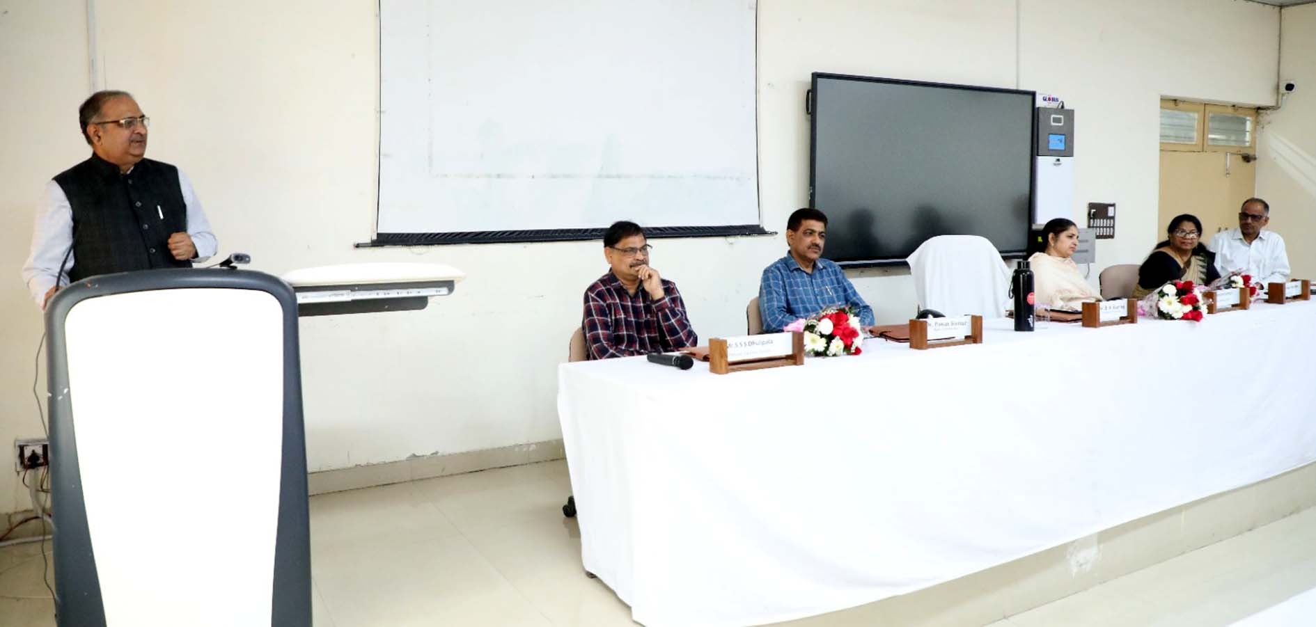 प्रशिक्षणार्थियों को संबोधित करते कुलपति प्रो. बीआर कम्बोज। प्रशिक्षणार्थियों को संबोधित करते कुलपति प्रो. बीआर कम्बोज।