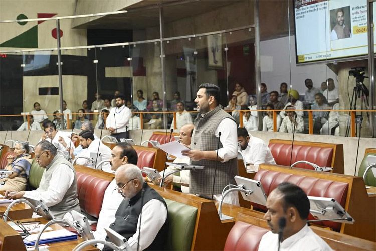 सोनीपत: विधानसभा के बजट सत्र मंे विधायक निखिल मदान दशहरा ग्राउंड बनाने की मांग उठाते हुए। सोनीपत: विधानसभा के बजट सत्र मंे विधायक निखिल मदान दशहरा ग्राउंड बनाने की मांग उठाते हुए।