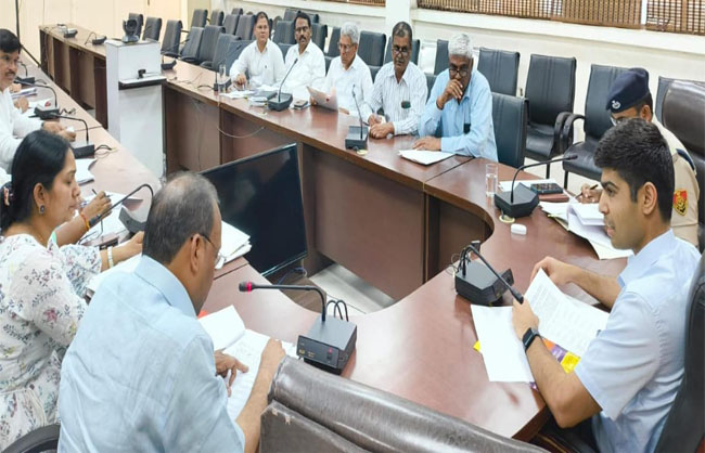 सतर्कता एवं निगरानी समिति की बैठक लेते हुए उपायुक्त अभिषेक मीणा। सतर्कता एवं निगरानी समिति की बैठक लेते हुए उपायुक्त अभिषेक मीणा।
