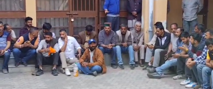 अंर्तजातीय विवाह का मामला आया सामने कन्या पक्ष के लोगो ने किया राजगढ़ थाने का घेराव अंर्तजातीय विवाह का मामला आया सामने कन्या पक्ष के लोगो ने किया राजगढ़ थाने का घेराव