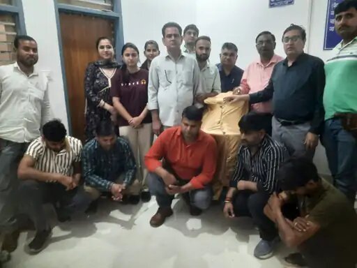 स्वास्थ्य विभाग टीम द्वारा पकड़े गए आरोपी। स्वास्थ्य विभाग टीम द्वारा पकड़े गए आरोपी।