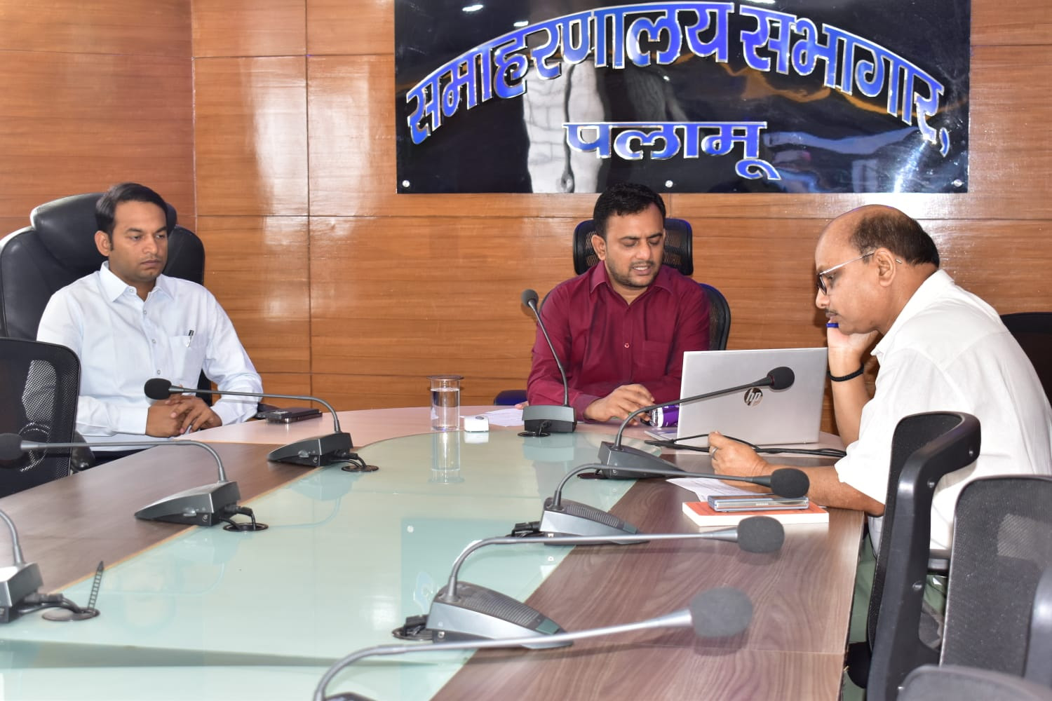 बैठक करते उपायुक्त शशि रंजन बैठक करते उपायुक्त शशि रंजन