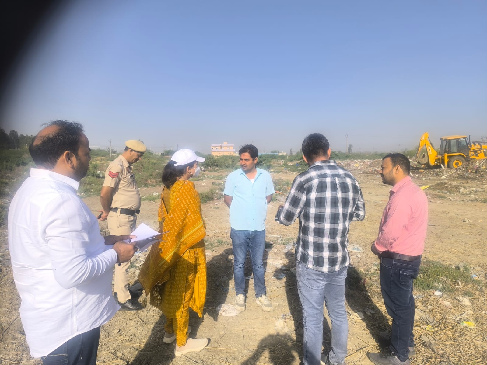 बेरी में कबूलपुर मार्ग पर स्थित एमआरएफ सेंटर का निरीक्षण करते हुए डीएमसी एवं एडीसी सलोनी शर्मा। बेरी में कबूलपुर मार्ग पर स्थित एमआरएफ सेंटर का निरीक्षण करते हुए डीएमसी एवं एडीसी सलोनी शर्मा।