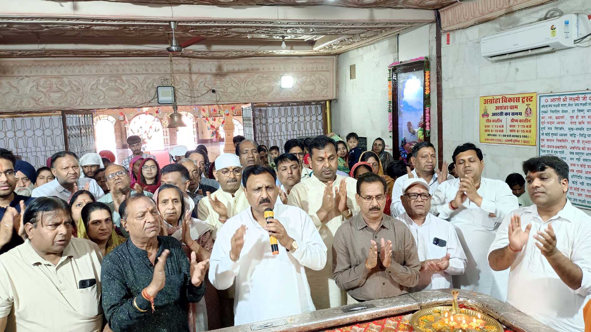 अग्रोहा धाम वैश्य समाज के राष्ट्रीय कार्यकारी अध्यक्ष बजरंग गर्ग प्रतिनिधियों को संबोधित करते हुए। अग्रोहा धाम वैश्य समाज के राष्ट्रीय कार्यकारी अध्यक्ष बजरंग गर्ग प्रतिनिधियों को संबोधित करते हुए।