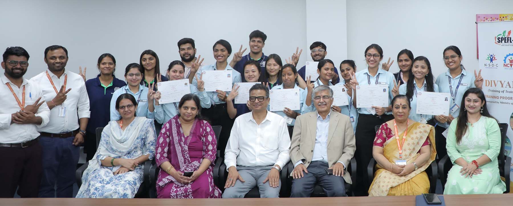 गुरुग्राम की एसजीटी यूनिवर्सिटी में दिव्यांगों को शक्ति प्रमाण पत्र भेंट करने के बाद सामूहिक चित्र में अतिथि। गुरुग्राम की एसजीटी यूनिवर्सिटी में दिव्यांगों को शक्ति प्रमाण पत्र भेंट करने के बाद सामूहिक चित्र में अतिथि।