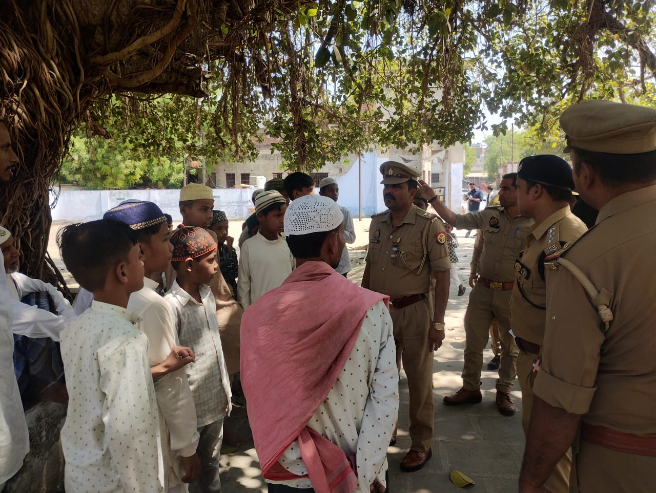 मस्जिद के पास नमाजी मस्जिद के पास नमाजी