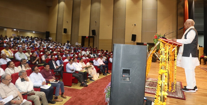 कार्यशाला को संबोधित करते हुए राज्यपाल मंगुभाई पटेल कार्यशाला को संबोधित करते हुए राज्यपाल मंगुभाई पटेल