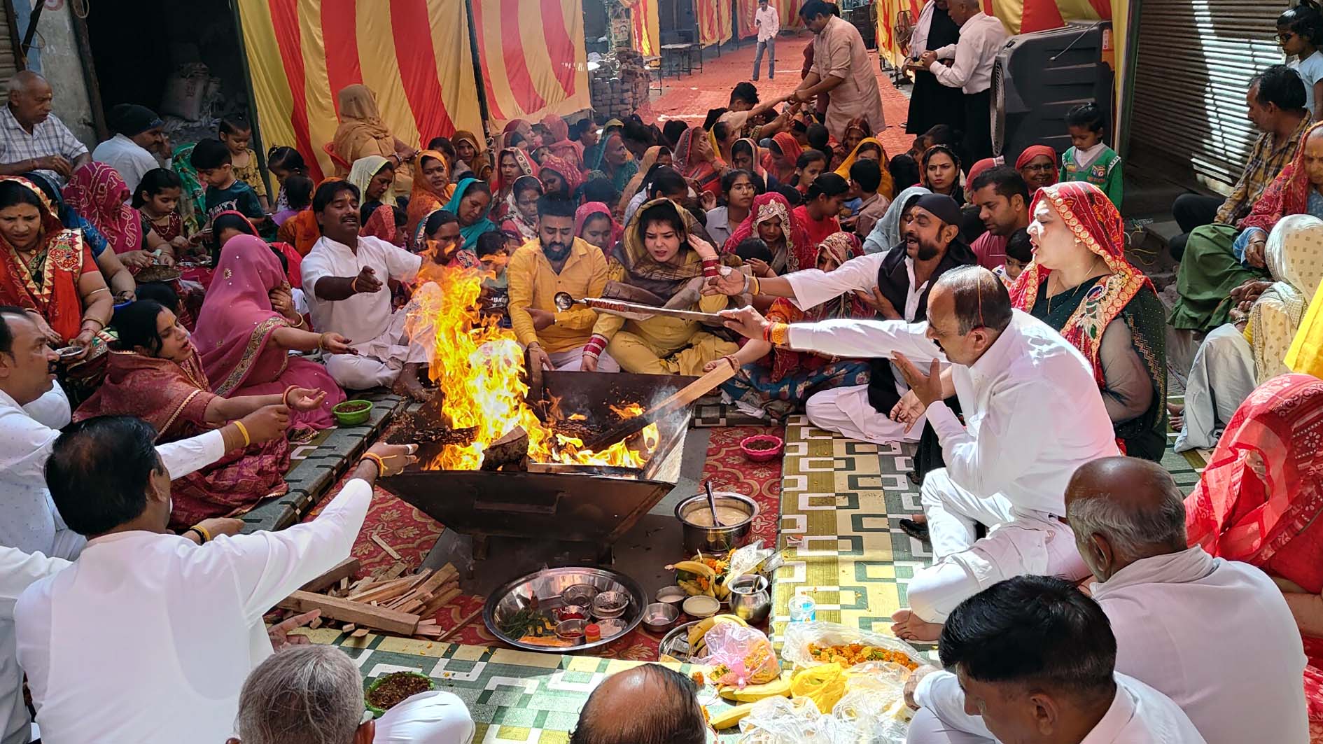 हवन में आहुति डालते मंदिर के पदाधिकारी व मौहल्ला वासी। हवन में आहुति डालते मंदिर के पदाधिकारी व मौहल्ला वासी।
