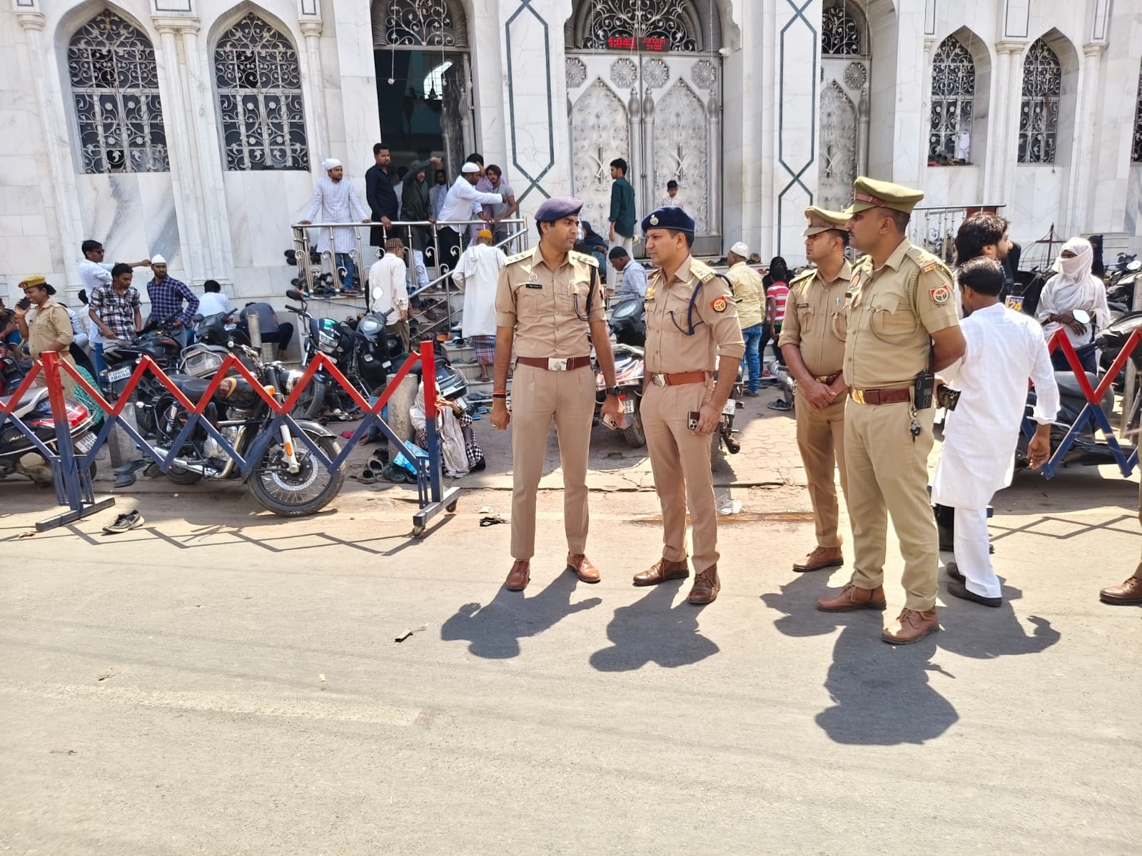 मस्जिद के बाहर सतर्क पुलिस अफसर मस्जिद के बाहर सतर्क पुलिस अफसर