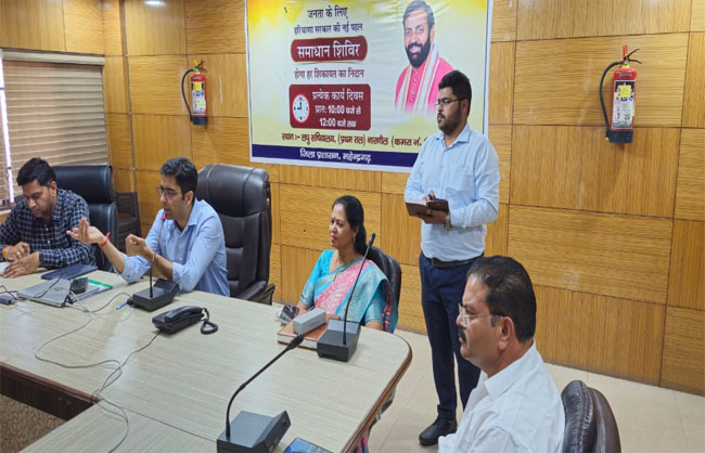 शहर के पार्षदों की बैठक लेते डीएमसी डॉ आनंद कुमार शर्मा। शहर के पार्षदों की बैठक लेते डीएमसी डॉ आनंद कुमार शर्मा।