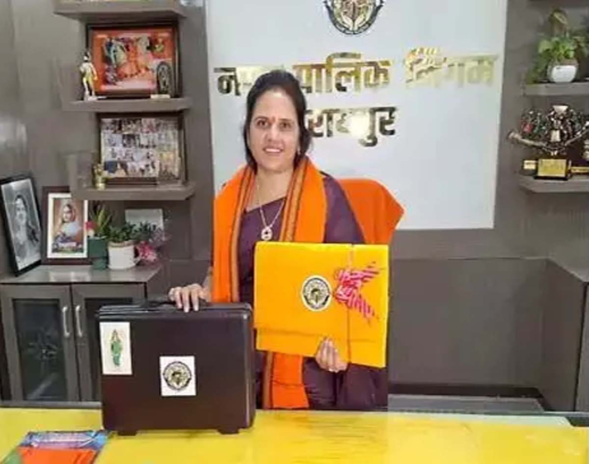 रायपुर निगम की महापौर मीनल चौबे बजट पेश करती रायपुर निगम की महापौर मीनल चौबे बजट पेश करती