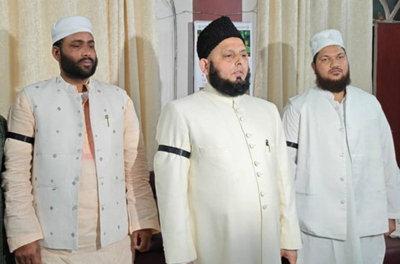 वक्फ संशोधन बिल के विरोध में मौलाना खालिद रशीद फिरंगी महली ने बांधी काली पट्टी (फोटो) वक्फ संशोधन बिल के विरोध में मौलाना खालिद रशीद फिरंगी महली ने बांधी काली पट्टी (फोटो)