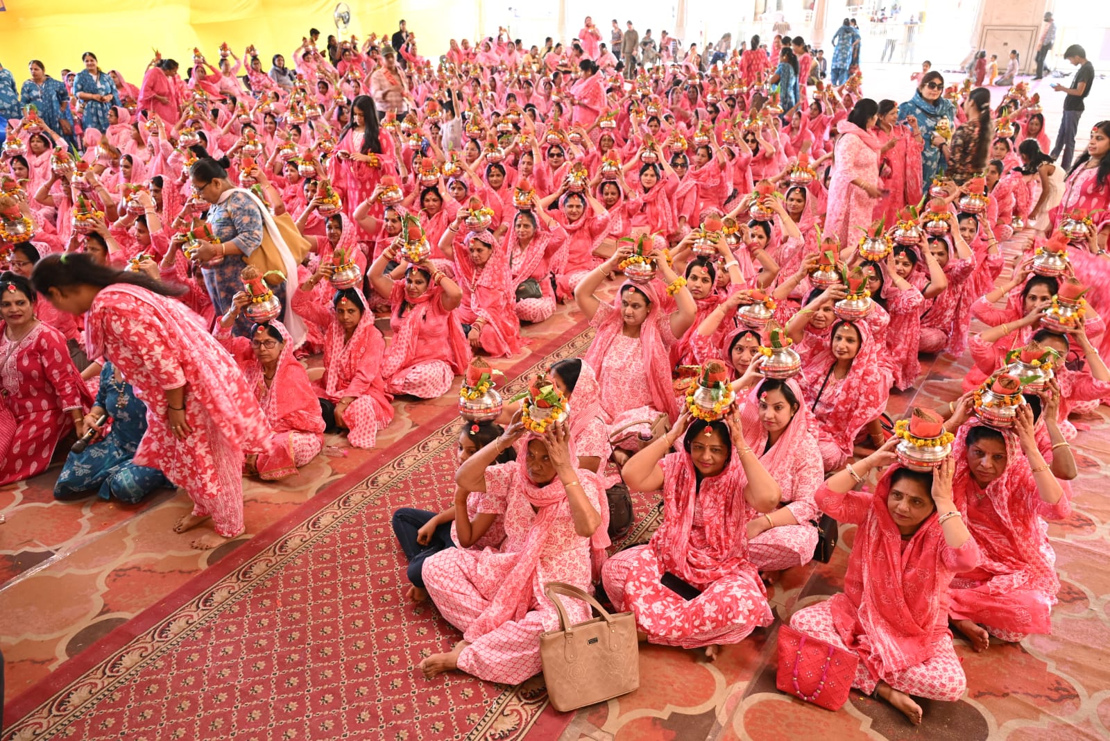 सिंधी समाज की 501 महिलाओं की विशाल  कलश यात्रा निकली