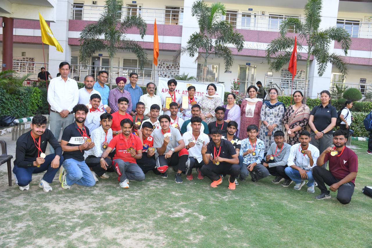 विजेता खिलाडियों के साथ कॉलेज प्रबंधन व स्टाफ विजेता खिलाडियों के साथ कॉलेज प्रबंधन व स्टाफ