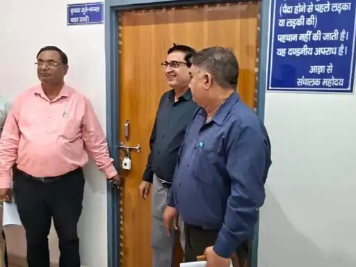 सेंटर को सील करते हुए एसीएमओ व अन्य। सेंटर को सील करते हुए एसीएमओ व अन्य।