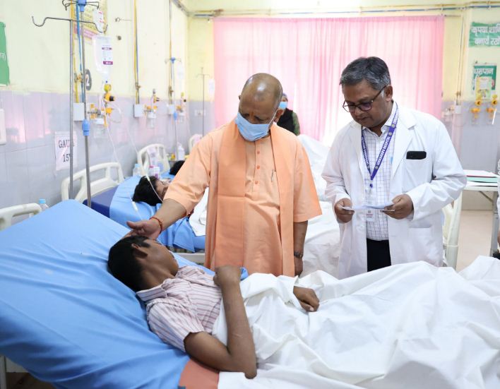 लोकबंधु अस्पताल में बच्चों से मुलाकात करते मुख्यमंत्री लोकबंधु अस्पताल में बच्चों से मुलाकात करते मुख्यमंत्री