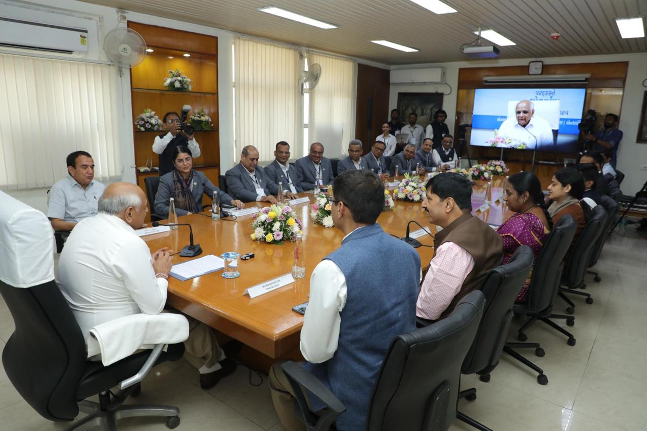 मुख्यमंत्री भूपेंद्र पटेल ने शनिवार को दहेज स्थित गुजरात अल्कलीज एंड केमिकल्स लिमिटेड (जीएसीएल) के स्थापना दिवस के अवसर पर कंपनी द्वारा दहेज में स्थापित देश के सबसे बड़े क्लोरोटोल्यून प्लांट का वर्चुअल लोकार्पण किया। मुख्यमंत्री भूपेंद्र पटेल ने शनिवार को दहेज स्थित गुजरात अल्कलीज एंड केमिकल्स लिमिटेड (जीएसीएल) के स्थापना दिवस के अवसर पर कंपनी द्वारा दहेज में स्थापित देश के सबसे बड़े क्लोरोटोल्यून प्लांट का वर्चुअल लोकार्पण किया।
