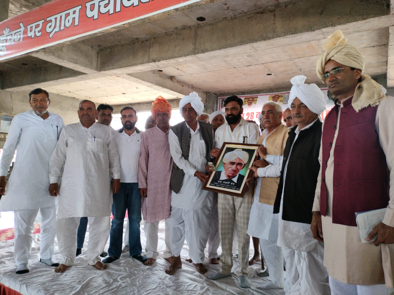 रामकेश जीवनपुरिया को सम्मानित करते हुए। रामकेश जीवनपुरिया को सम्मानित करते हुए।