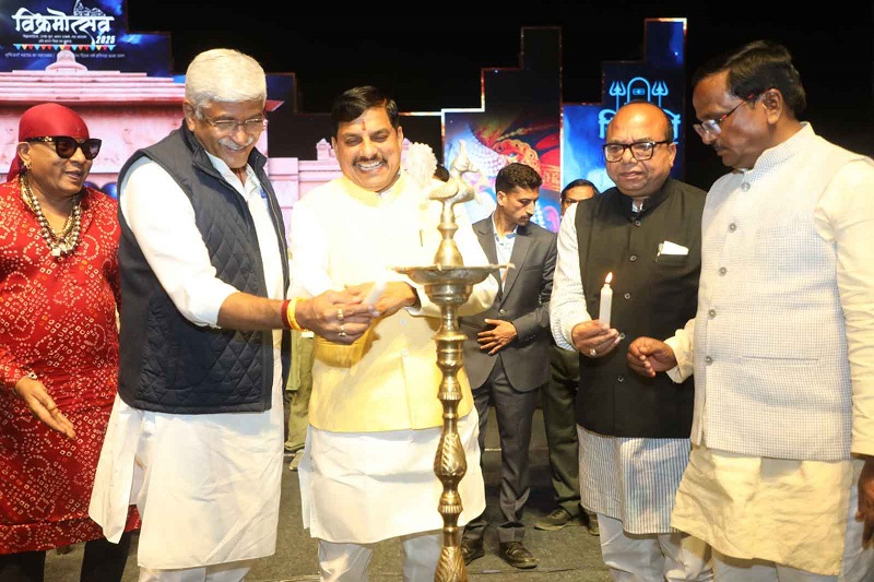 मुख्यमंत्री डॉ. मोहन यादव और केंद्रीय मंत्री श्री गजेंद्र सिंह शेखावत ने दीप प्रज्ज्वलित कर उज्जैन में विक्रमोत्सव-2025 का शुभारंभ किया। मुख्यमंत्री डॉ. मोहन यादव और केंद्रीय मंत्री श्री गजेंद्र सिंह शेखावत ने दीप प्रज्ज्वलित कर उज्जैन में विक्रमोत्सव-2025 का शुभारंभ किया।