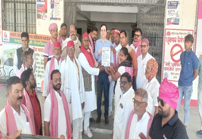 राष्ट्रपति के नाम अधिकारी काे ज्ञापन साैंपते सपा कार्यकर्ता राष्ट्रपति के नाम अधिकारी काे ज्ञापन साैंपते सपा कार्यकर्ता