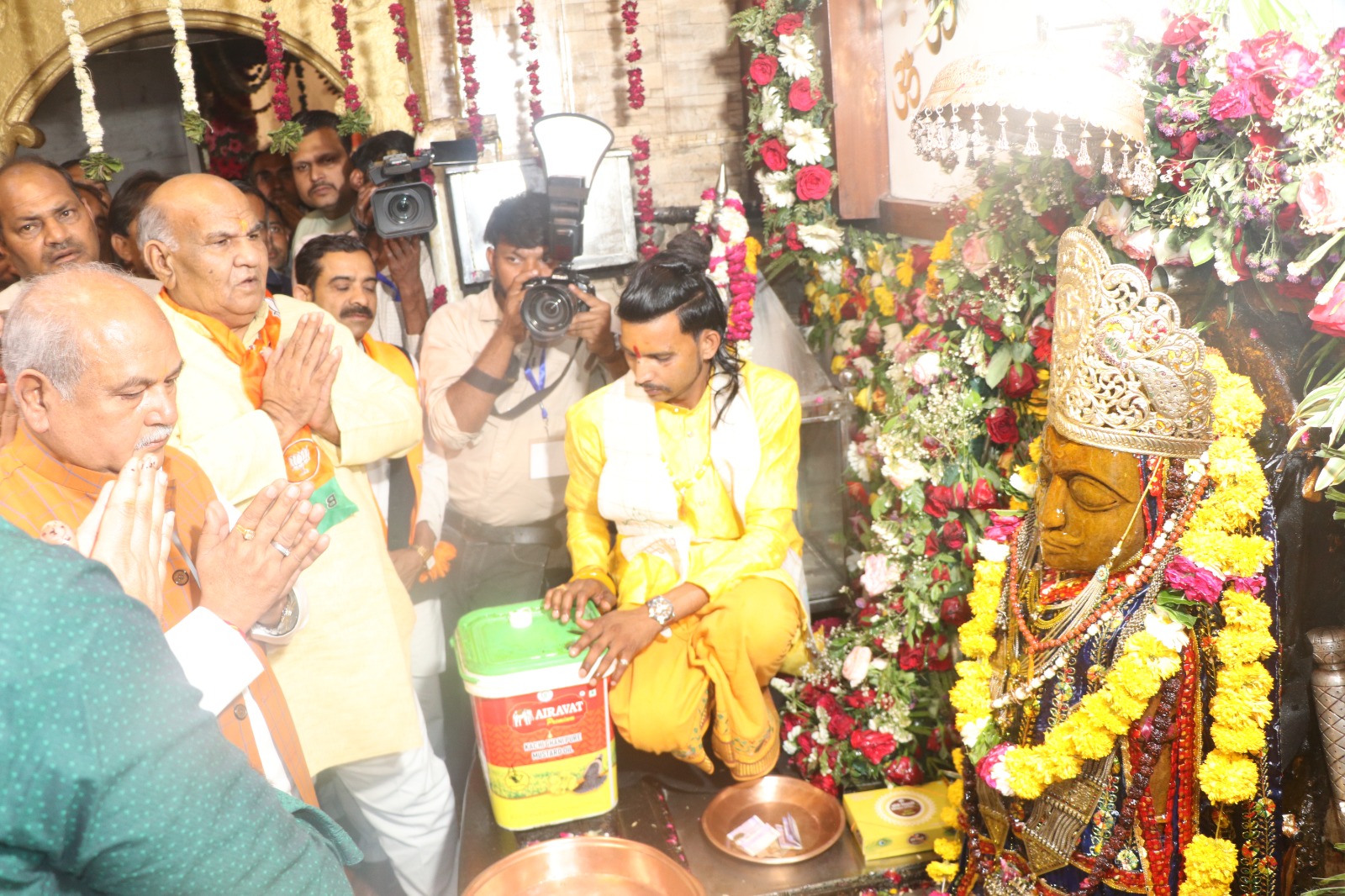 शनिदेव की पूजा अर्चना करते विधानसभा अध्यक्ष नरेन्द्र सिंह तोमर एवं प्रभारी मंत्री करण सिंह वर्मा। शनिदेव की पूजा अर्चना करते विधानसभा अध्यक्ष नरेन्द्र सिंह तोमर एवं प्रभारी मंत्री करण सिंह वर्मा।
