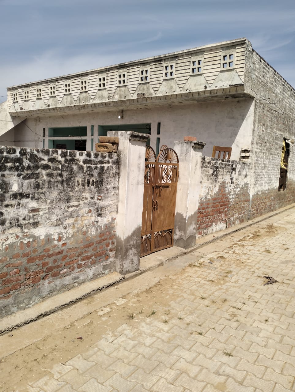 वह मकान जिसमें बेटे ने आग लगा पिता को झुलासाया। वह मकान जिसमें बेटे ने आग लगा पिता को झुलासाया।