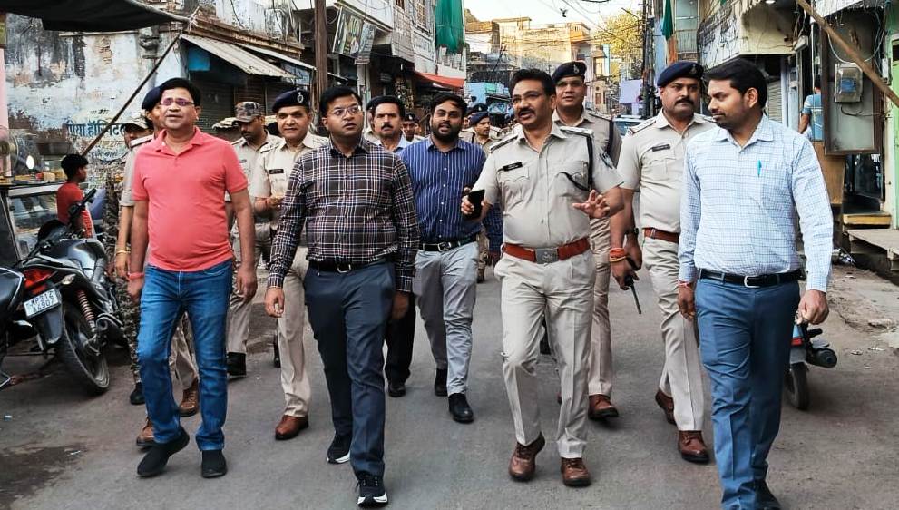 शहर में निकाला गया फ्लैग मार्च। शहर में निकाला गया फ्लैग मार्च।
