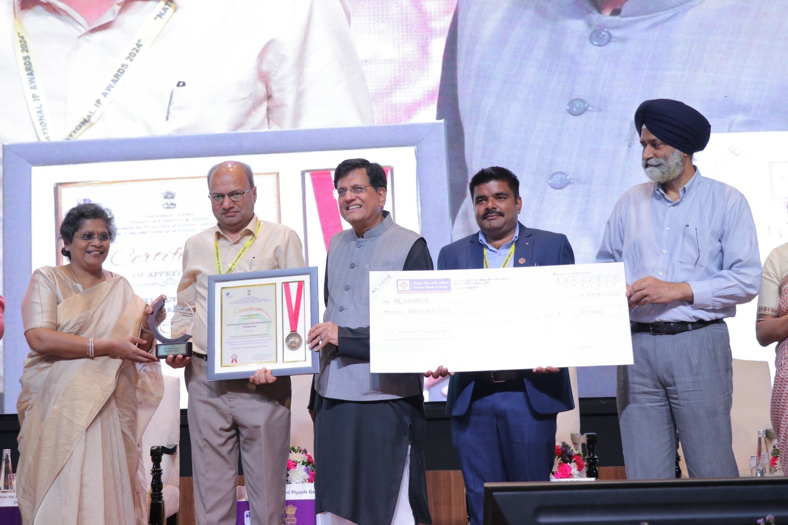 आईआईटी निदेशक को किया गया सम्मानित आईआईटी निदेशक को किया गया सम्मानित