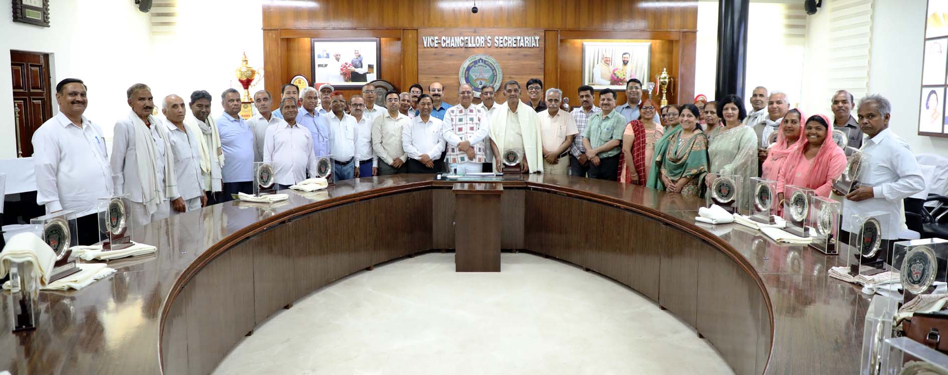 कुलपति प्रो. बीआर कम्बोज सेवा सम्मान समारोह में कर्मचारियों को सम्मानित करते हुए। कुलपति प्रो. बीआर कम्बोज सेवा सम्मान समारोह में कर्मचारियों को सम्मानित करते हुए।