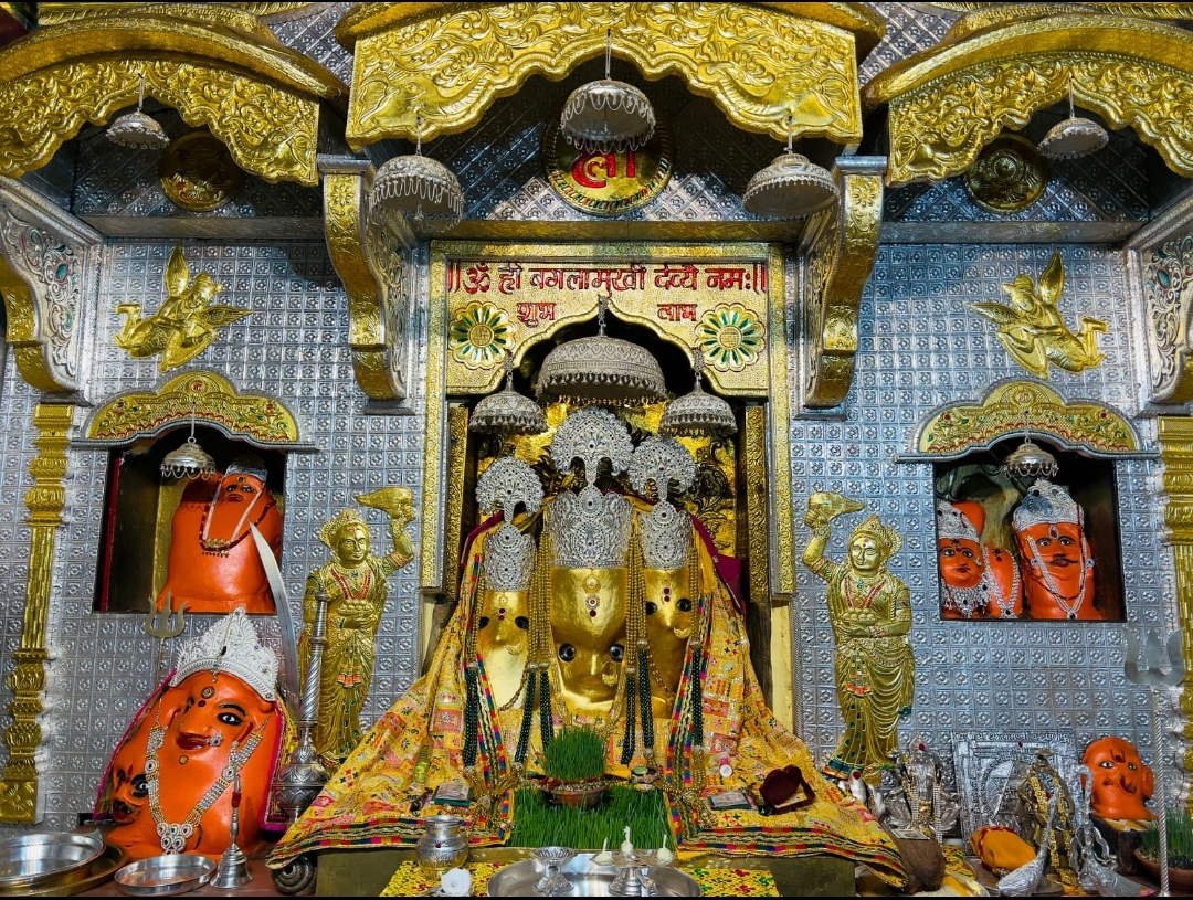 1 फोटो पीताम्बरा पीठ मा बगलामुखी देवी