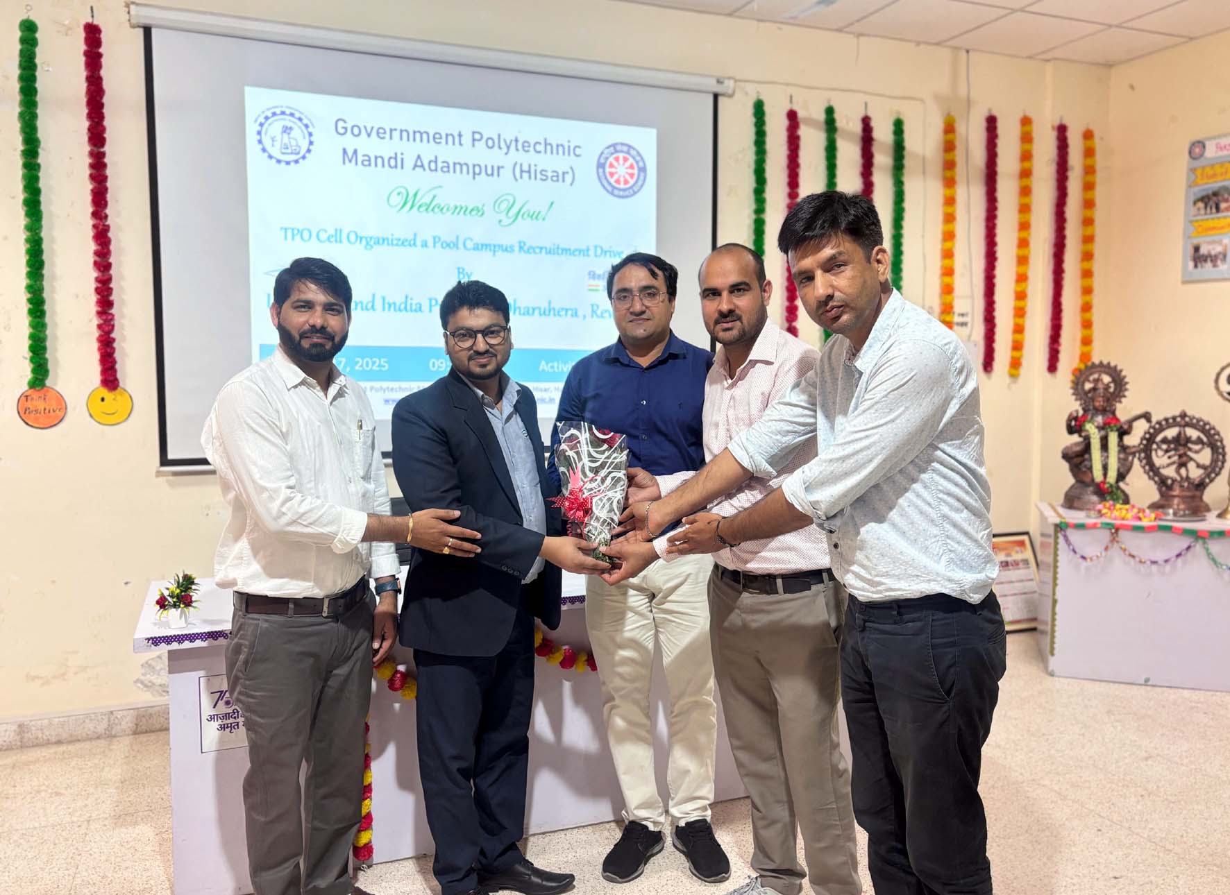 एचआर मैनेजर अंकित को गुलदस्ता देकर स्वागत करते हुए संस्थान के प्राध्यापक। एचआर मैनेजर अंकित को गुलदस्ता देकर स्वागत करते हुए संस्थान के प्राध्यापक।