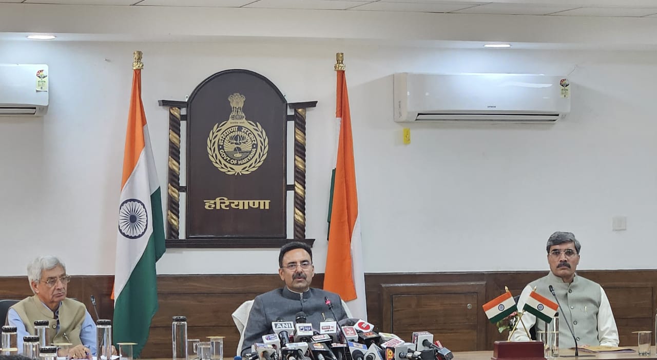 हरियाणा विधानसभा के स्पीकर हरविंद्र कल्याण चंडीगढ़ में पत्रकारों से बातचीत करते हुए हरियाणा विधानसभा के स्पीकर हरविंद्र कल्याण चंडीगढ़ में पत्रकारों से बातचीत करते हुए