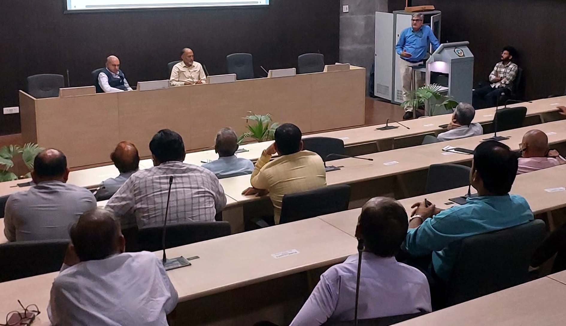प्रस्तोता प्रोफेसर कर्मपाल सिंह गोष्ठी को संबोधित करते हुए। प्रस्तोता प्रोफेसर कर्मपाल सिंह गोष्ठी को संबोधित करते हुए।