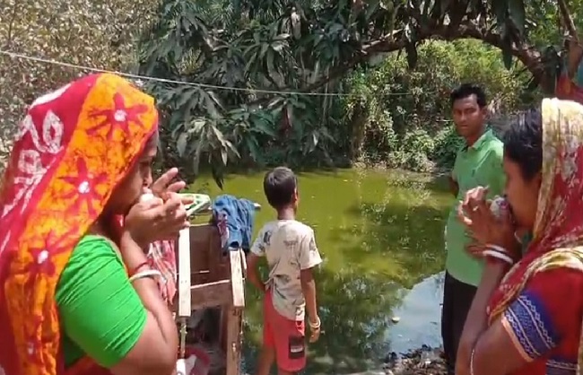 भूकंप के झटके से बचने के लिए शंख बजाती महिलाएं भूकंप के झटके से बचने के लिए शंख बजाती महिलाएं