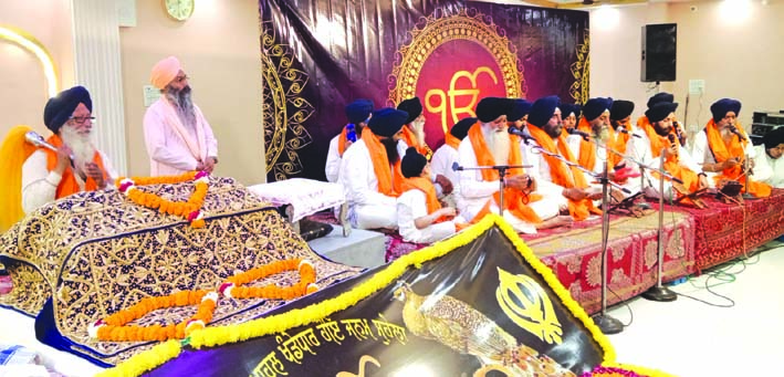शबद कीर्तन करते हुए रागी जत्थे शबद कीर्तन करते हुए रागी जत्थे