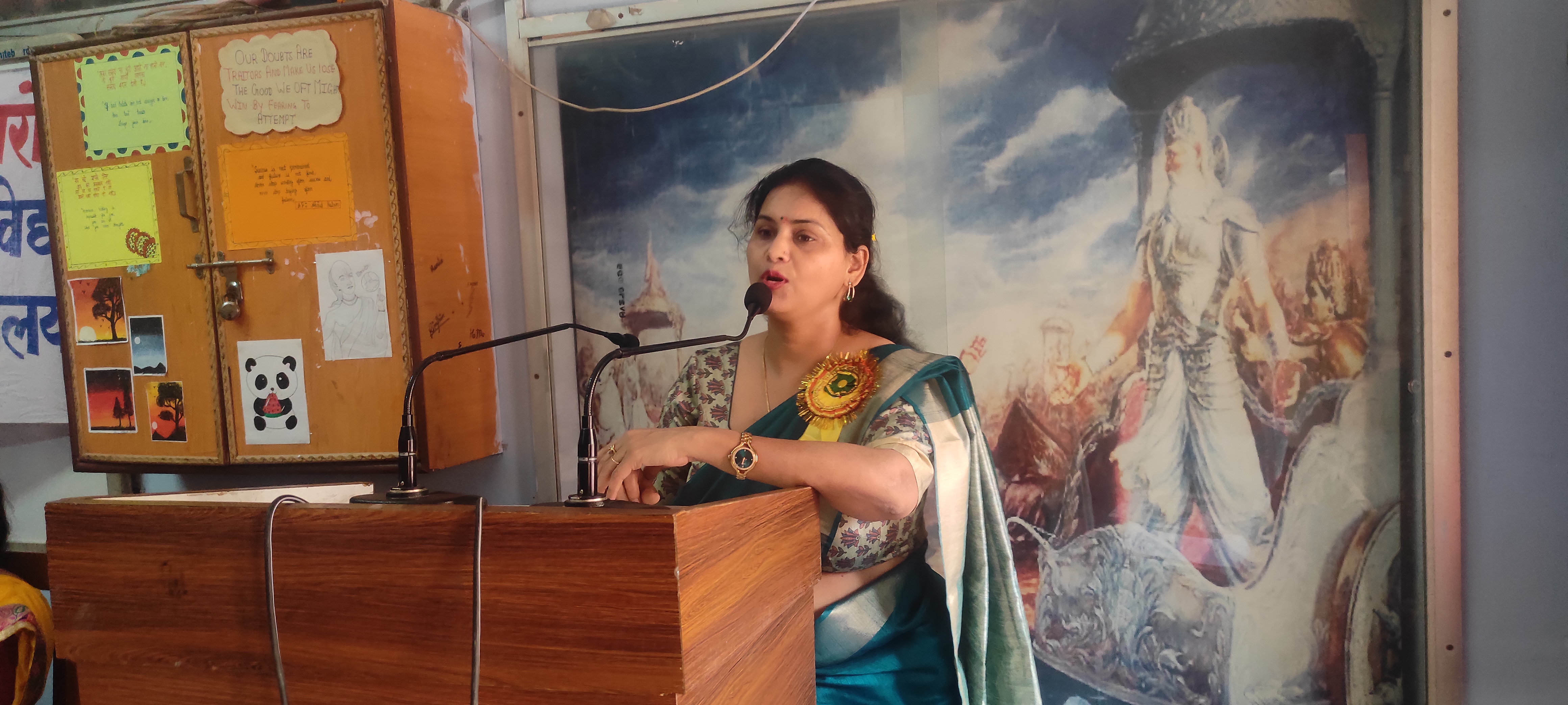 संबोधित करती डां तूलिका संबोधित करती डां तूलिका
