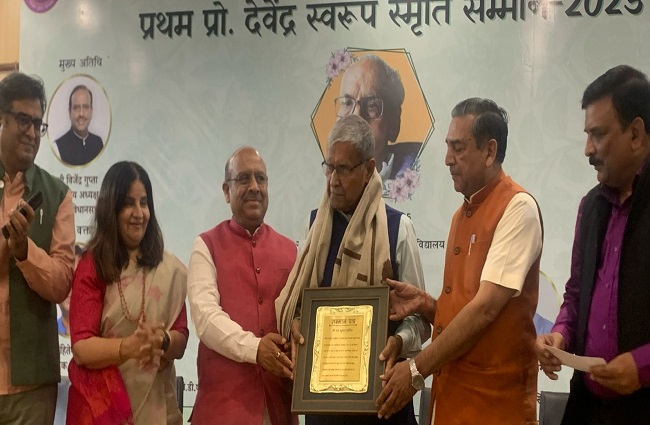 राजकुमार भाटिया (मध्य में) को सम्मानित करते हुए (बाएं से) हितेश शंकर, कृष्णा शर्मा, विजेन्द्र गुप्ता, सुरेश जैन और मनोज वर्मा राजकुमार भाटिया (मध्य में) को सम्मानित करते हुए (बाएं से) हितेश शंकर, कृष्णा शर्मा, विजेन्द्र गुप्ता, सुरेश जैन और मनोज वर्मा