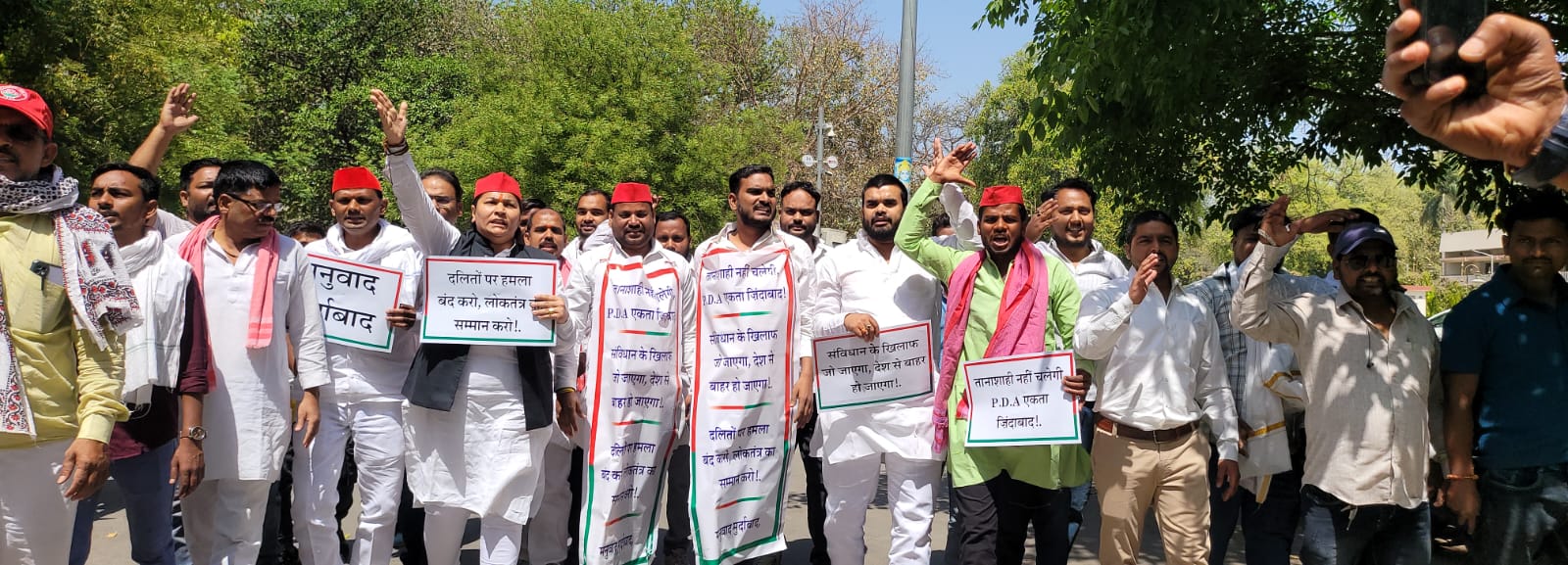 प्रदर्शन करते सपा कार्यकर्ता प्रदर्शन करते सपा कार्यकर्ता