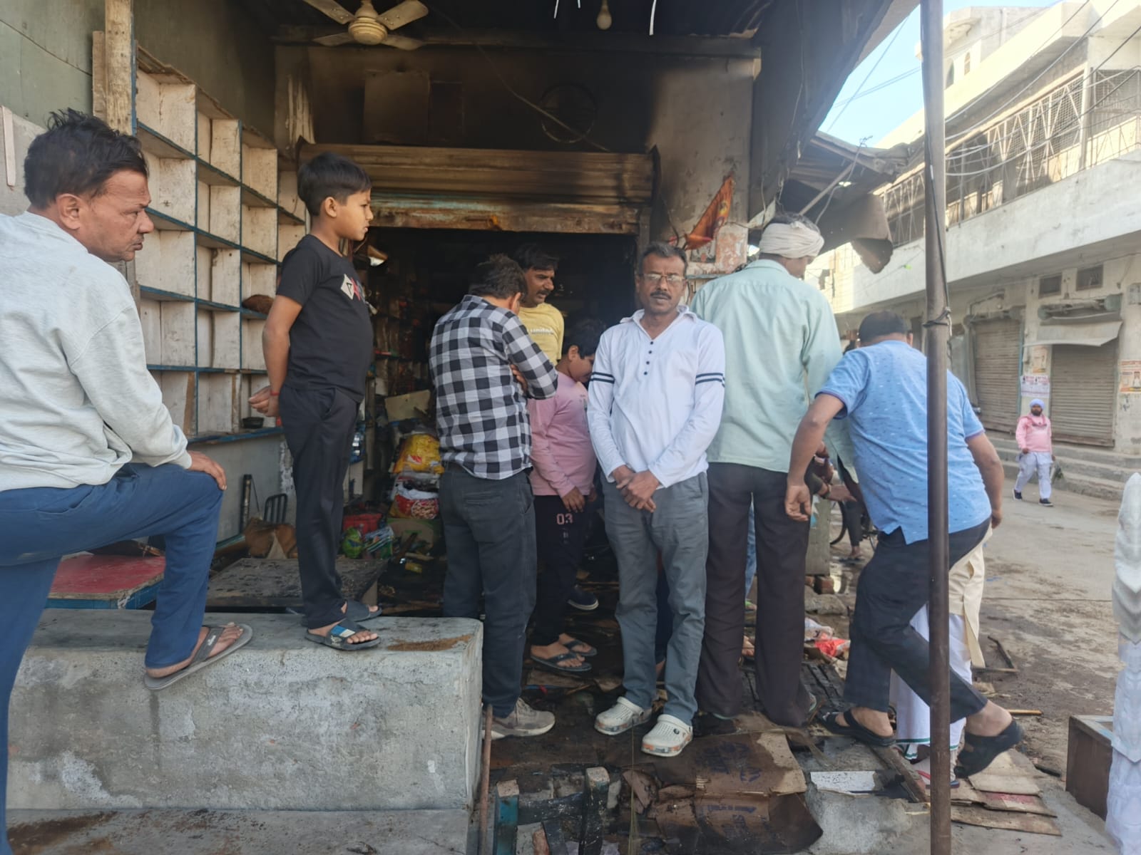 आग लगने से दुकान में जला सामान। आग लगने से दुकान में जला सामान।
