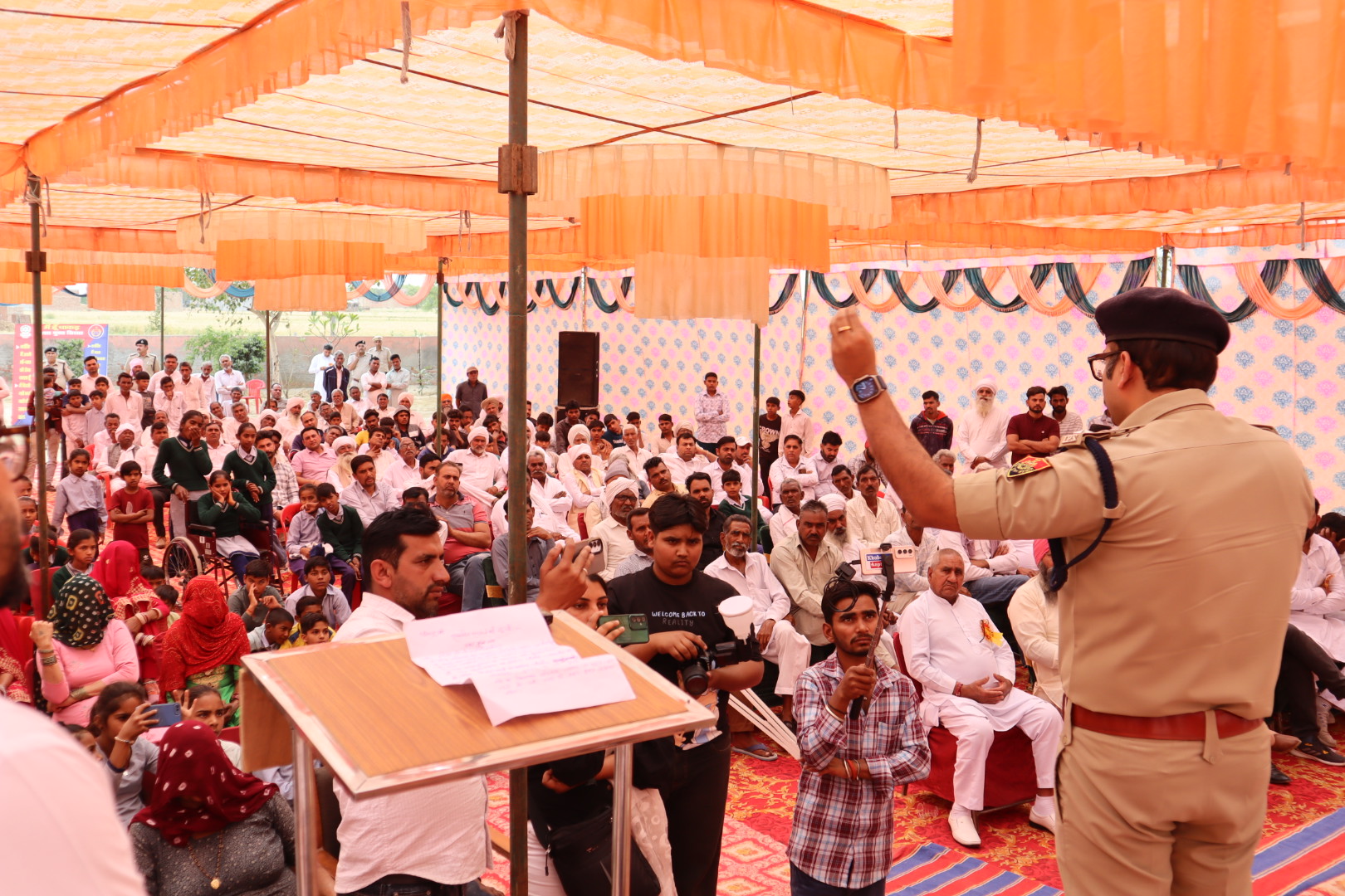 गांव नाईवाला में नशा मुक्ति कार्यक्रम को संबोधित करते एसपी। गांव नाईवाला में नशा मुक्ति कार्यक्रम को संबोधित करते एसपी।