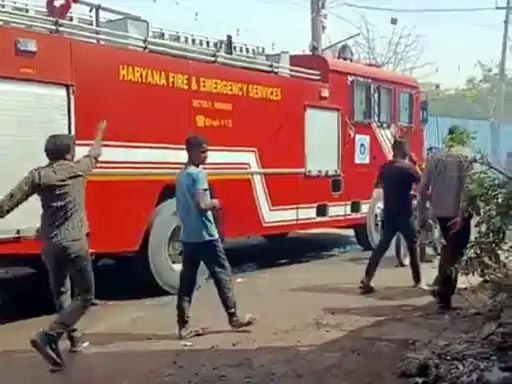 आग बुझाती हुई फायर विभाग की गाड़ी। आग बुझाती हुई फायर विभाग की गाड़ी।