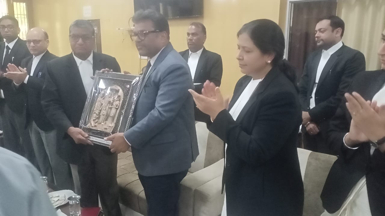न्यायाधीश संजय वशिष्ठ को सम्मानित करते बार एसोसिएशन के पदाधिकारी। न्यायाधीश संजय वशिष्ठ को सम्मानित करते बार एसोसिएशन के पदाधिकारी।