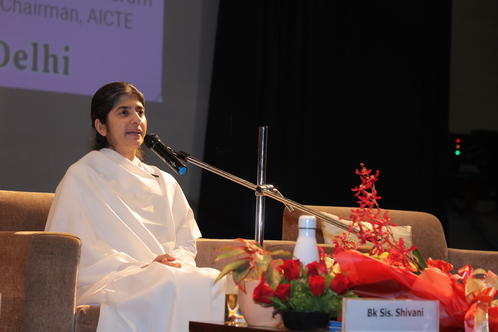 आध्यात्मिक वक्ता बीके शिवानी शनिवार को एआईसीटीई मुख्यालय में व्याख्यान देते हुए आध्यात्मिक वक्ता बीके शिवानी शनिवार को एआईसीटीई मुख्यालय में व्याख्यान देते हुए