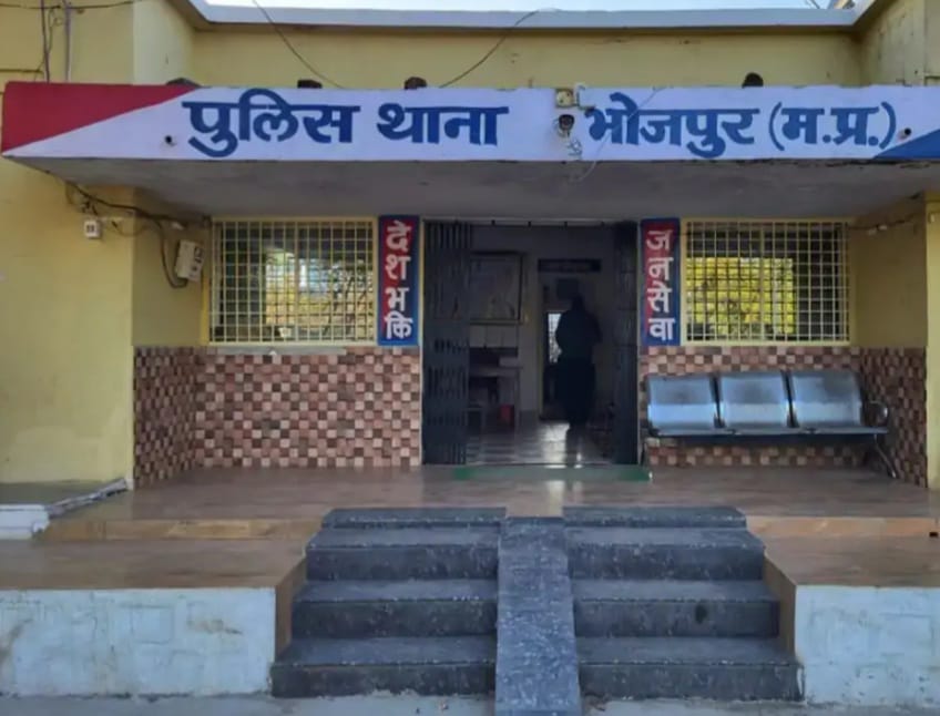 महिला के साथ दुष्कर्म,आरोपित फरार महिला के साथ दुष्कर्म,आरोपित फरार