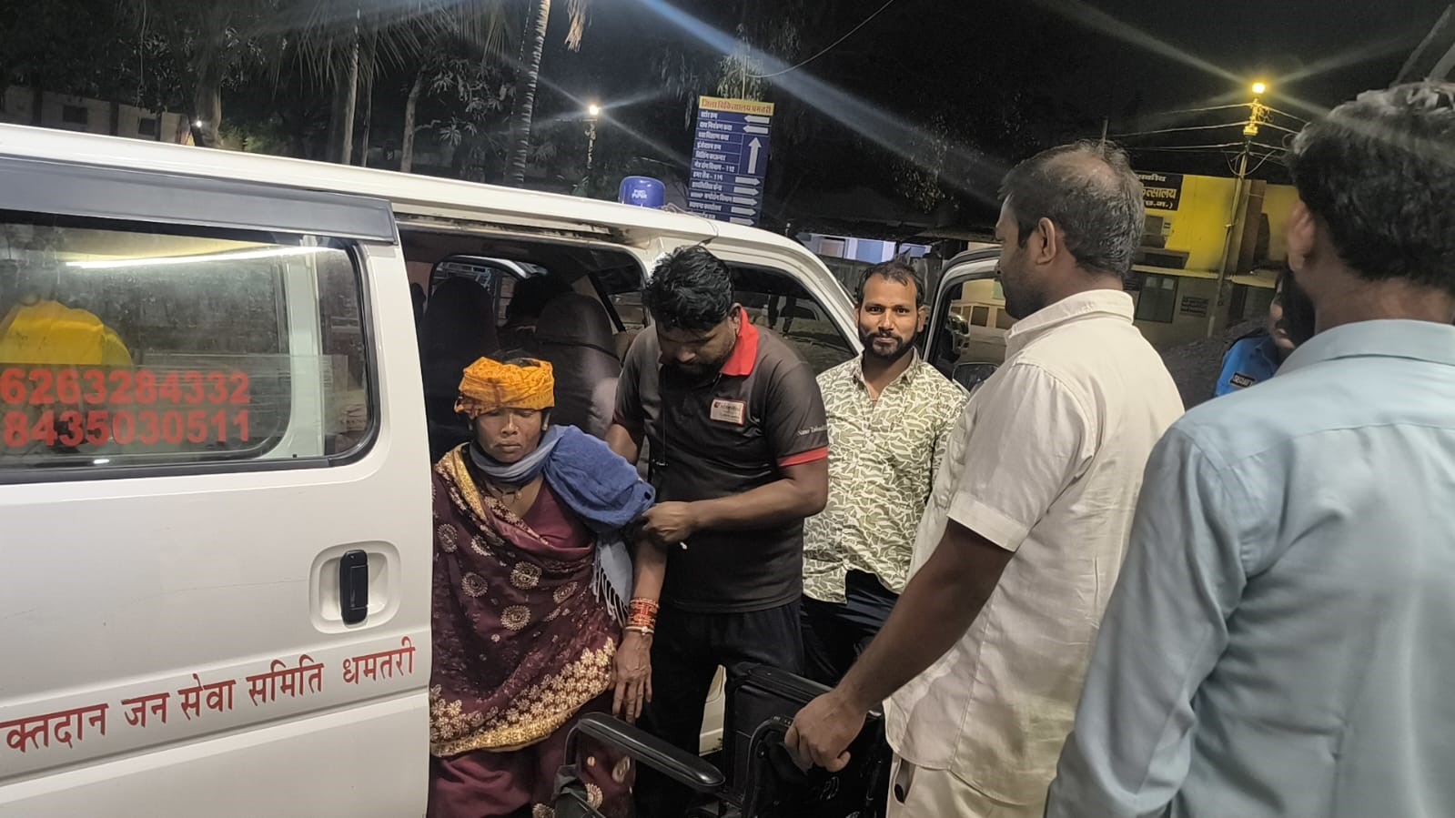 दुर्घटना के बाद घायलों को एंबुलेंस से उपचार के लिए जिला अस्पताल लाते हुए। दुर्घटना के बाद घायलों को एंबुलेंस से उपचार के लिए जिला अस्पताल लाते हुए।