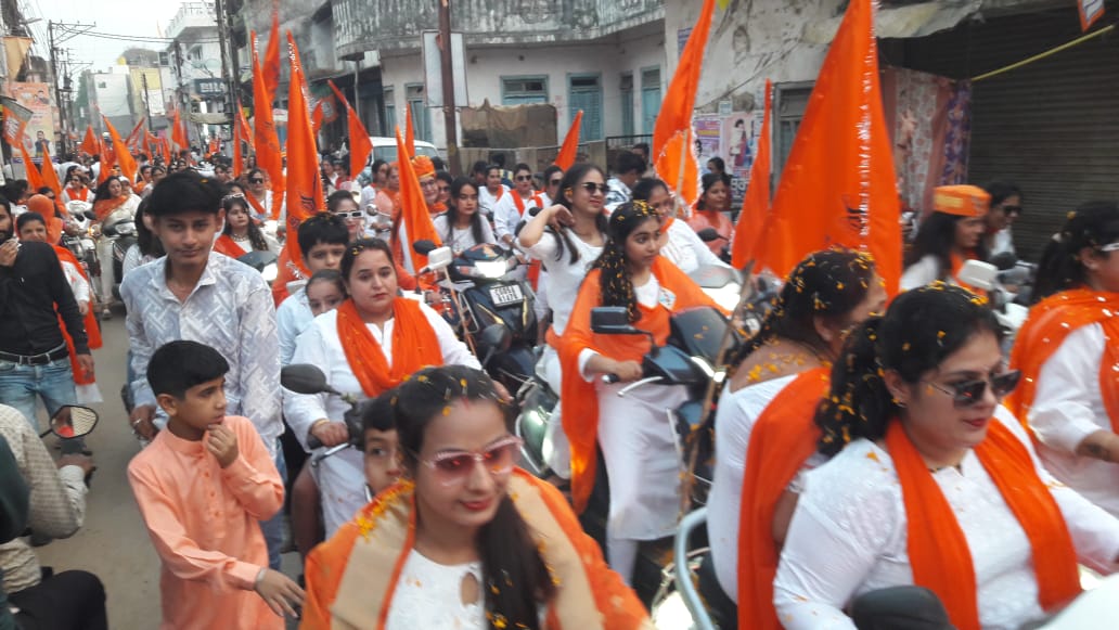 शहर में सिंधी समाज की महिलाओंं ने निकाली स्कूटर रैली। शहर में सिंधी समाज की महिलाओंं ने निकाली स्कूटर रैली।