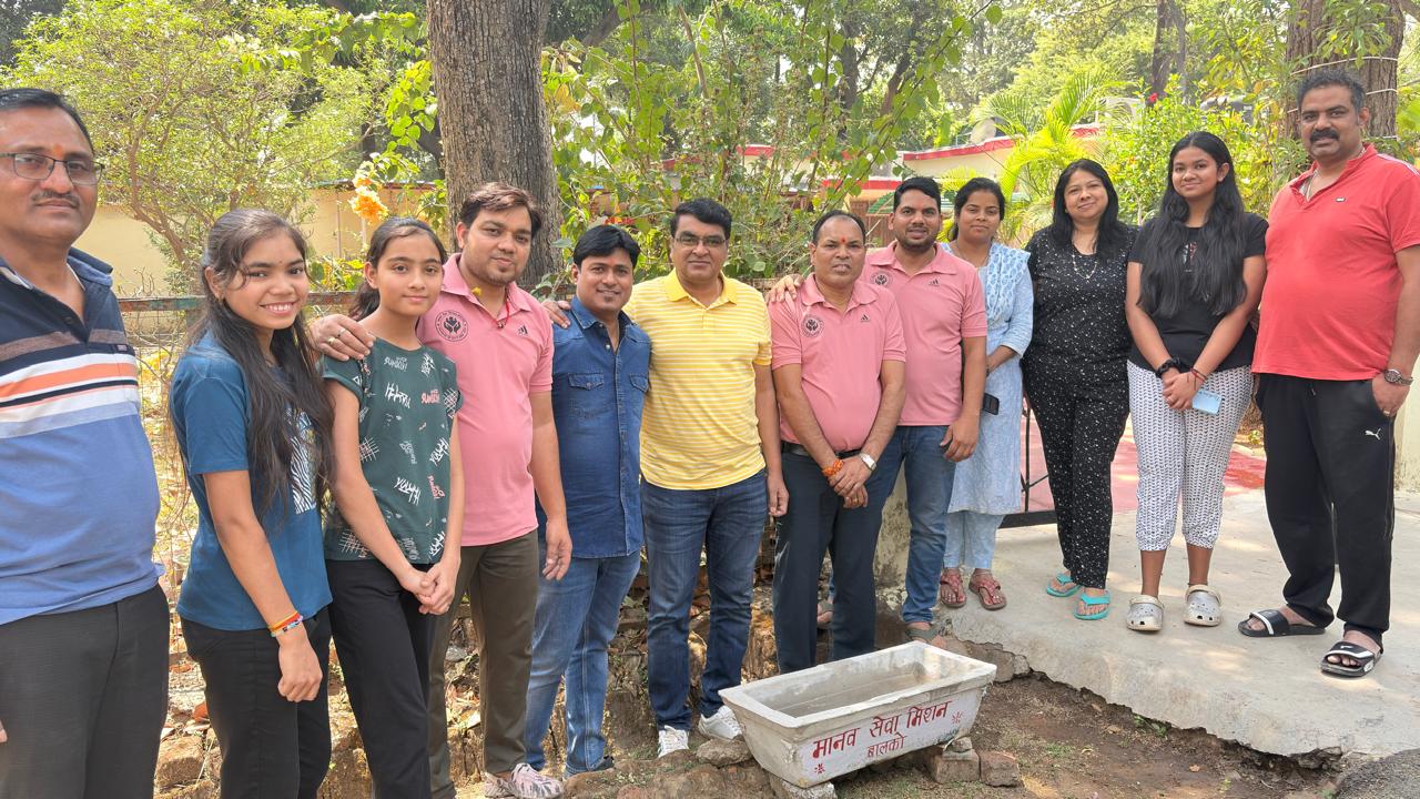 कोरबा : बेजुबान पशु पक्षियों के लिए मानव सेवा मिशन ने वितरित किए पानी पात्र कोरबा : बेजुबान पशु पक्षियों के लिए मानव सेवा मिशन ने वितरित किए पानी पात्र