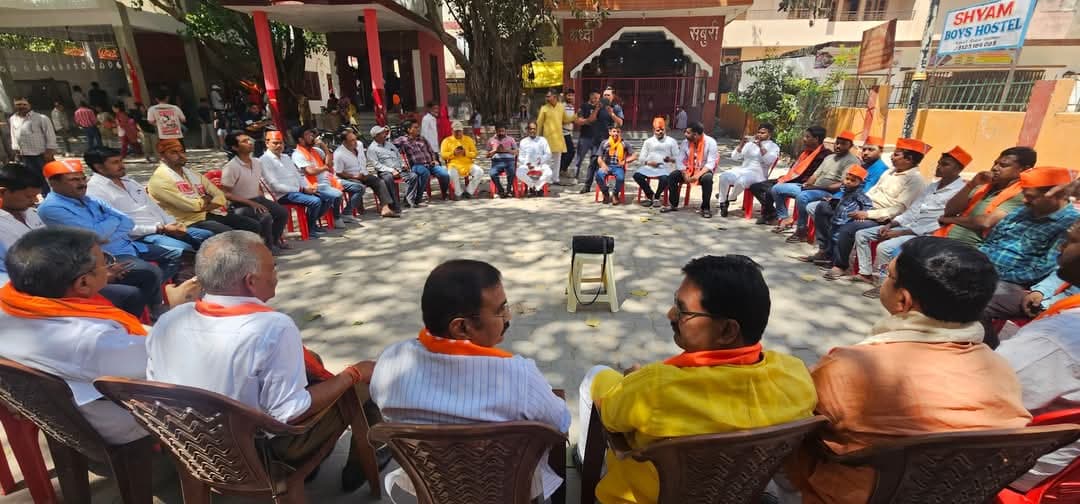 प्रधानमंत्री नरेंद्र मोदी के 'मन की बात' को सुनते भाजपा के पदाधिकारी प्रधानमंत्री नरेंद्र मोदी के 'मन की बात' को सुनते भाजपा के पदाधिकारी