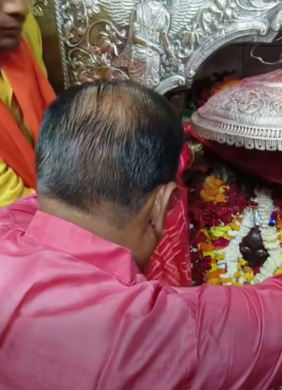 माता शीतला जी का दर्शन करने से पूरी होती है भक्तों की मुराद: दिनेश कुमार सिंह पूर्व मंडलायुक्त दर्शन पूजन करते हुए दिनेश सिंह माता शीतला जी का दर्शन करने से पूरी होती है भक्तों की मुराद: दिनेश कुमार सिंह पूर्व मंडलायुक्त दर्शन पूजन करते हुए दिनेश सिंह
