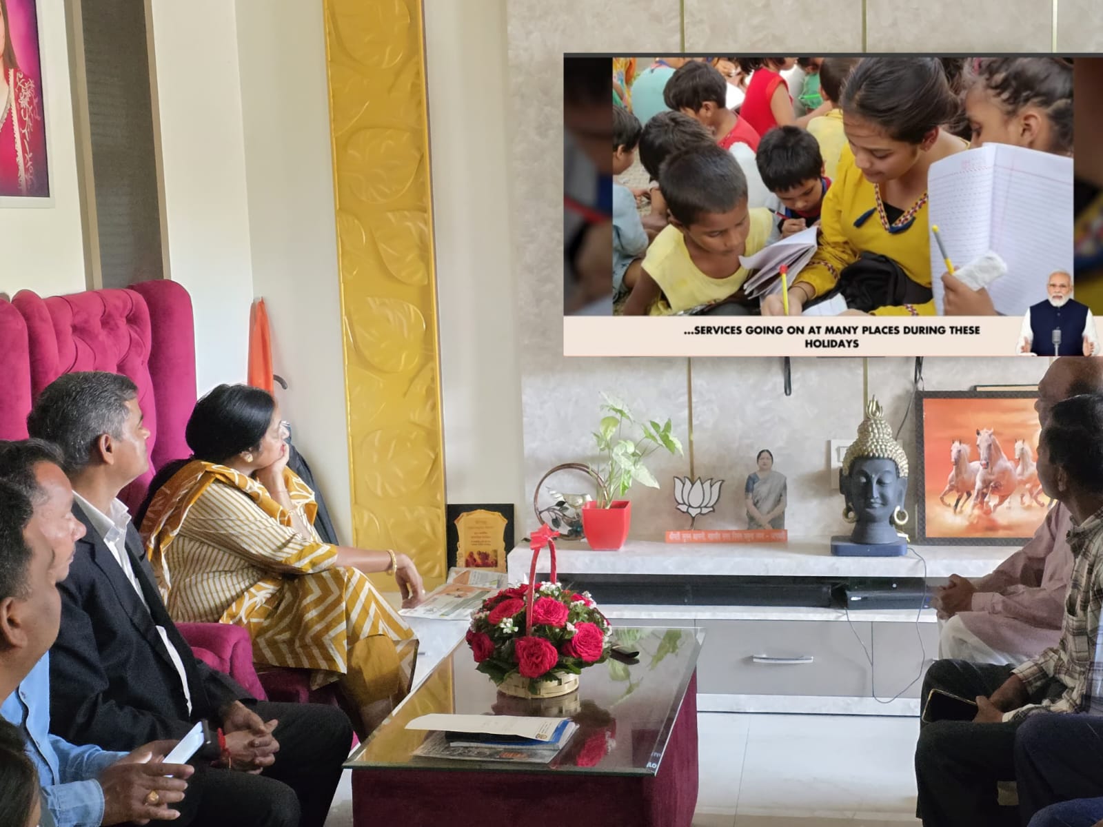 मन की बात कार्यक्रम को सुनते हुए महापौर सुमन बहमनी मन की बात कार्यक्रम को सुनते हुए महापौर सुमन बहमनी